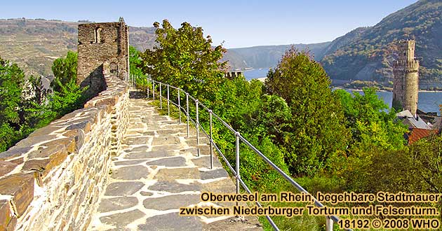 Oberwesel am Rhein - begehbare Stadtmauer zwischen Niederburger Torturm und Felsenturm.